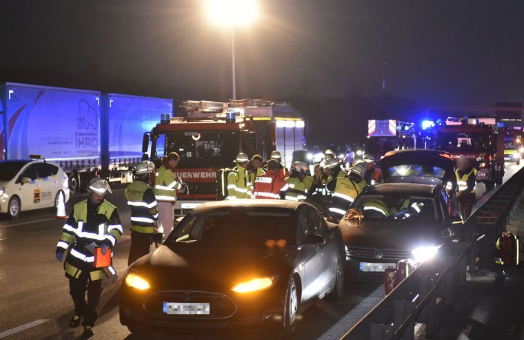 Tesla-Fahrer rettet Mann auf der Autobahn das Leben – jetzt meldet sich Elon Musk zu Wort