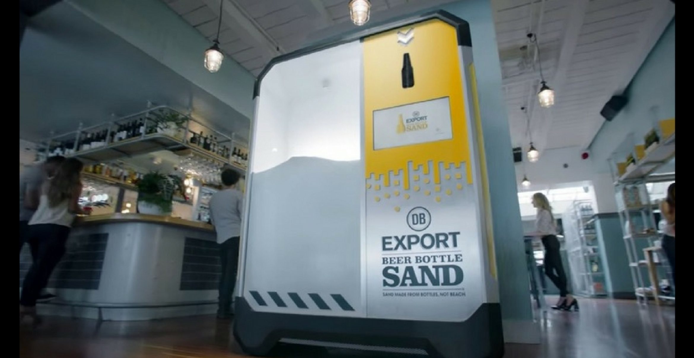Sand aus Glas: Diese Maschine recycelt Bierflaschen und schont die Umwelt
