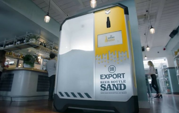 Sand aus Glas: Diese Maschine recycelt Bierflaschen und schont die Umwelt