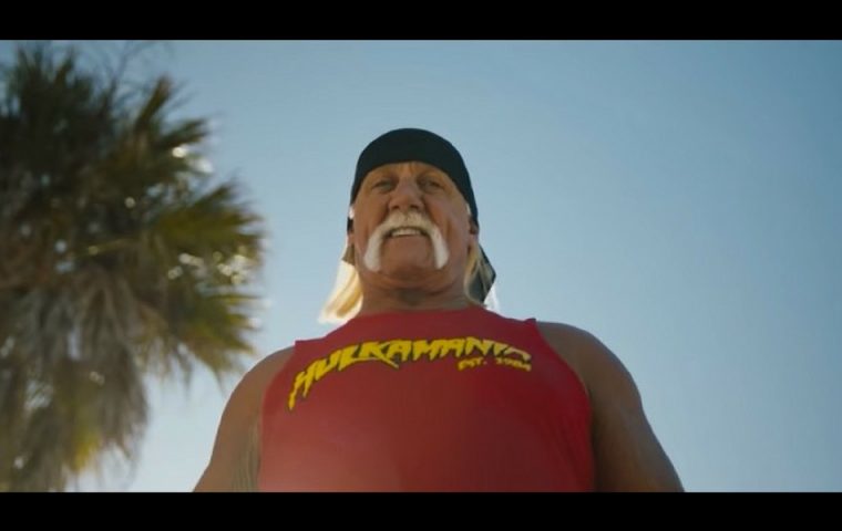 Hulk Hogan versohlt im Auftrag einer Versicherung einem Dieb den Allerwertesten