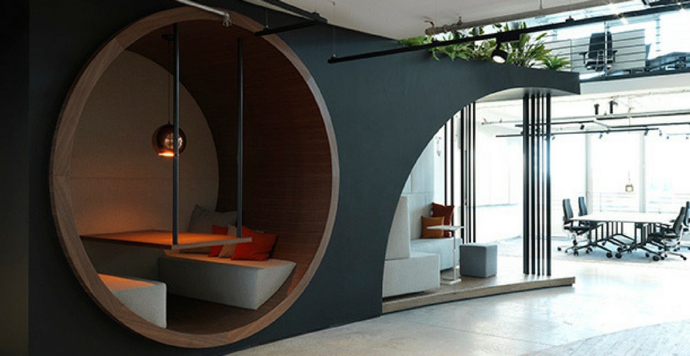 Open Spaces, Lounges und eine zwölf Meter-Bar: So arbeitet es sich in der Allianz Global Digital Factory