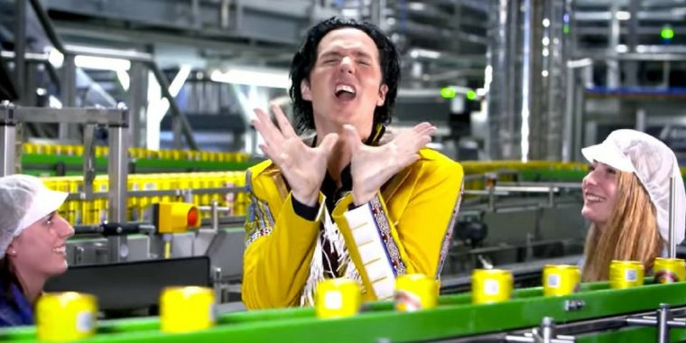 Remix: Alexander Marcus bewirbt mit Biene-Maja-Cover Mate-Brause