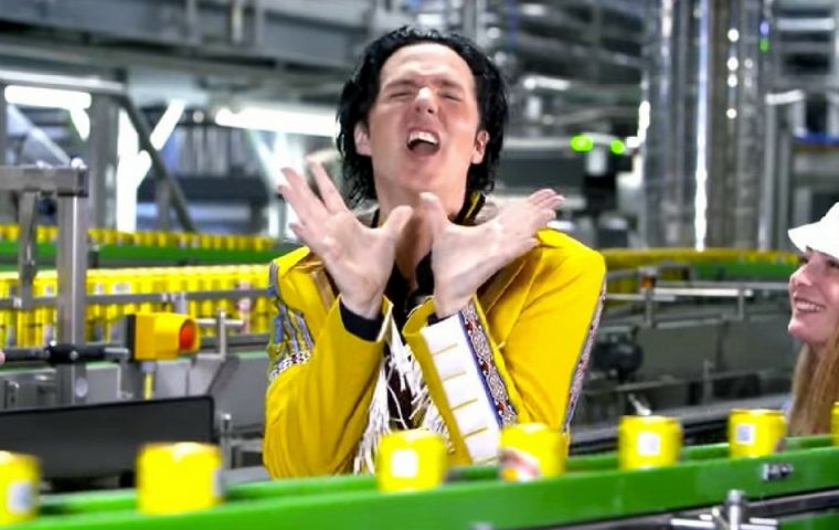 Remix: Alexander Marcus bewirbt mit Biene-Maja-Cover Mate-Brause