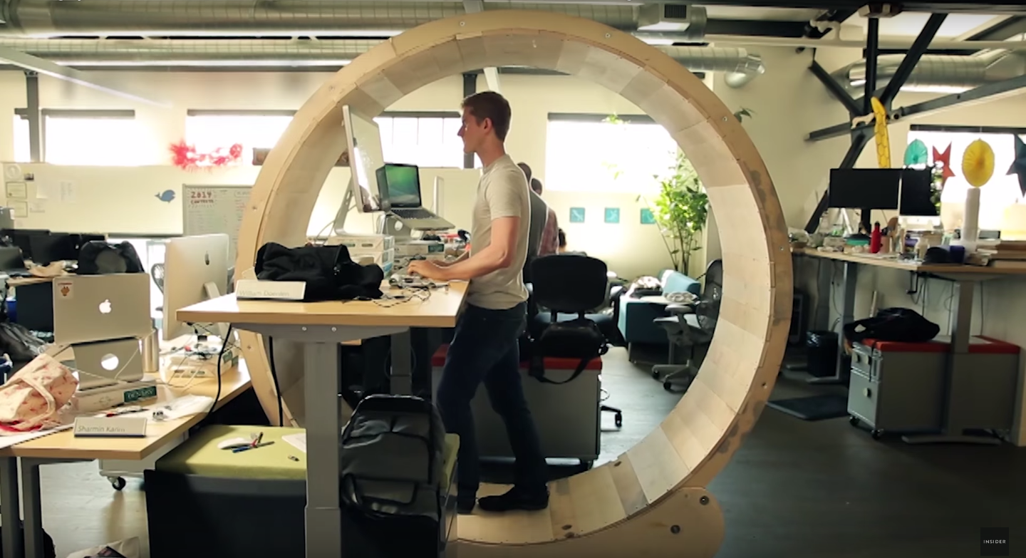 Zwei Amerikaner haben das weltweit erste Stehtisch-Hamsterrad fürs Büro entwickelt