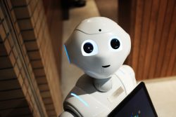 weißer Roboter