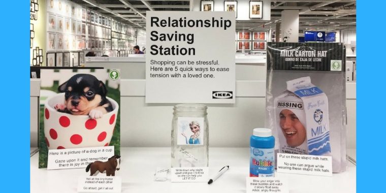 Come down: Künstler platziert Anti-Stress-Station für genervte Paare in IKEA
