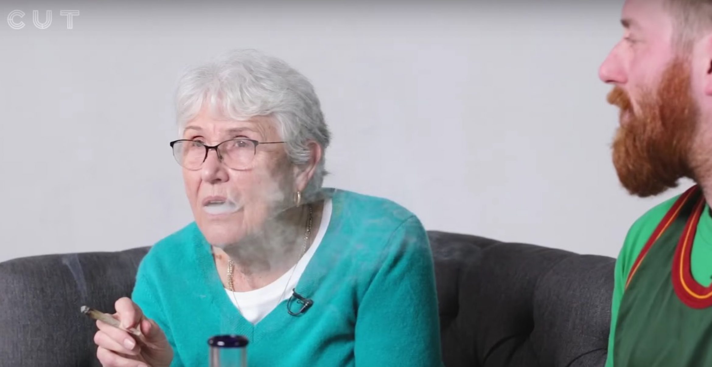 Kiffen mit Granny: Wenn Oma und Enkel das erste Mal zusammen Weed rauchen
