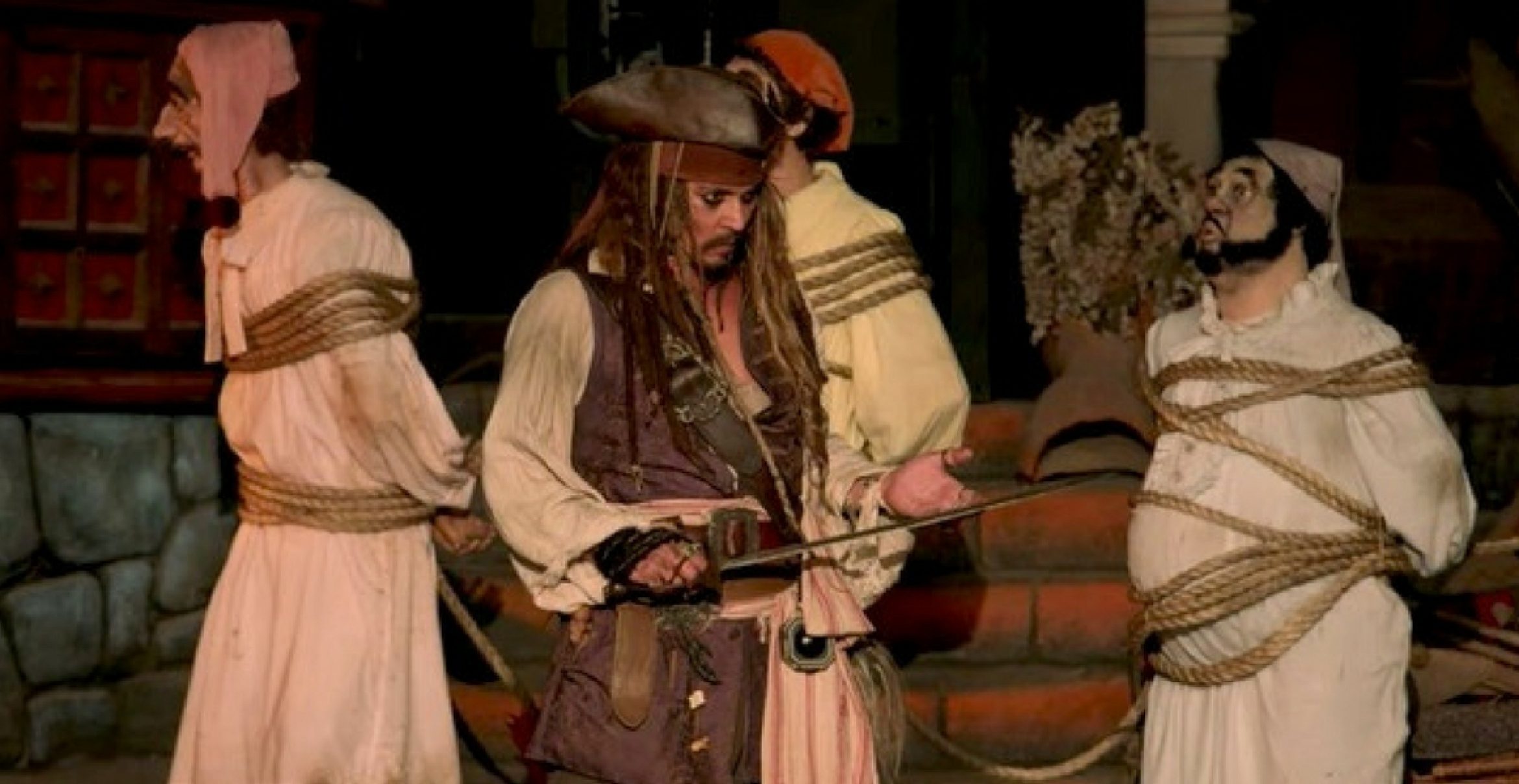Marketing-Stunt: Johnny Depp überrascht als echter Jack Sparrow Disneyland-Besucher