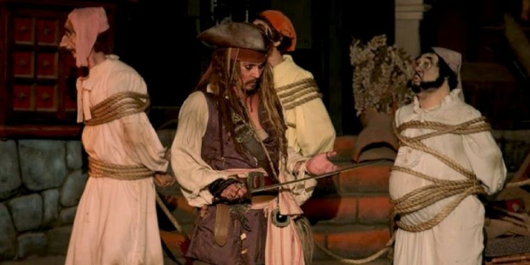 Marketing-Stunt: Johnny Depp überrascht als echter Jack Sparrow Disneyland-Besucher