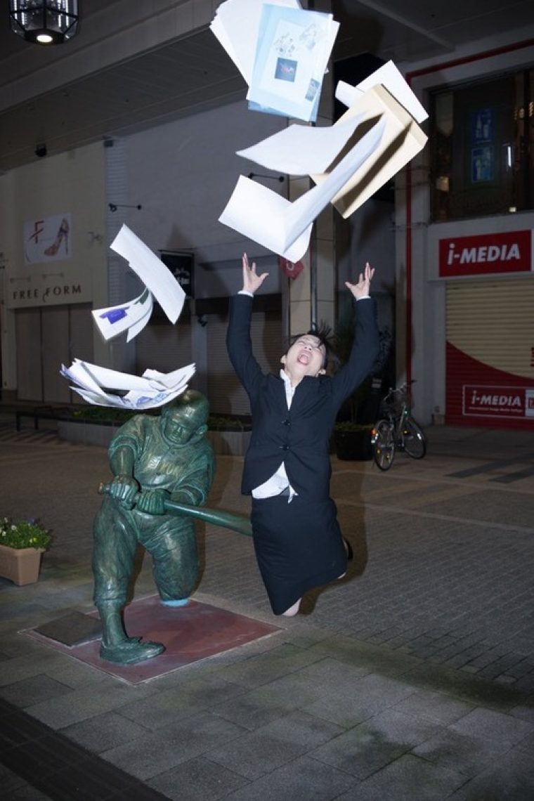 Posing with Sculptures – Kunstbanausen haben einen Mordsspaß mit Skulpturen