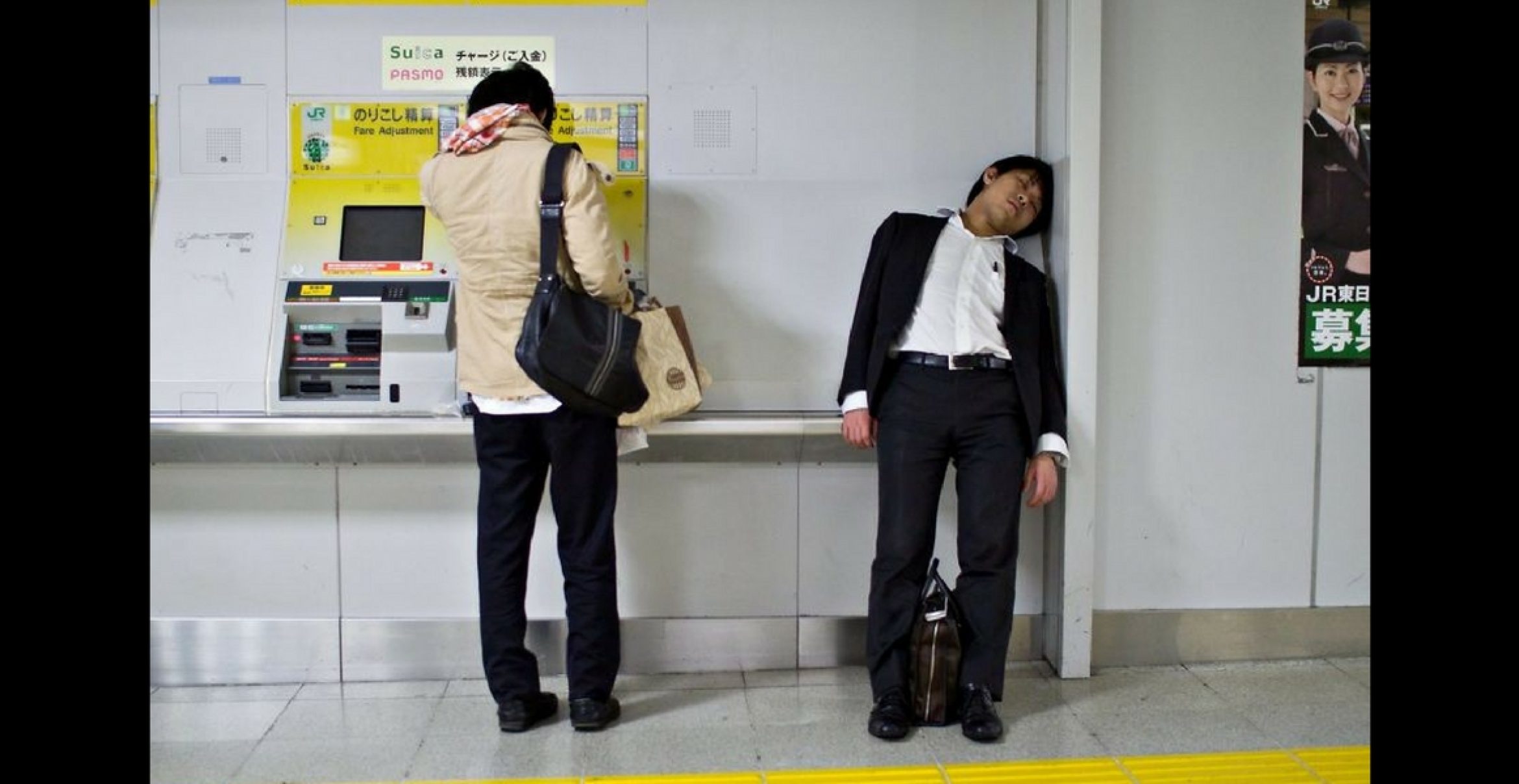 “The Man-Machine“: Bizarre Aufnahmen vom Alltag japanischer Geschäftsmänner