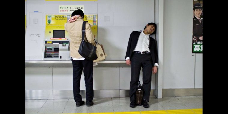 “The Man-Machine“: Bizarre Aufnahmen vom Alltag japanischer Geschäftsmänner