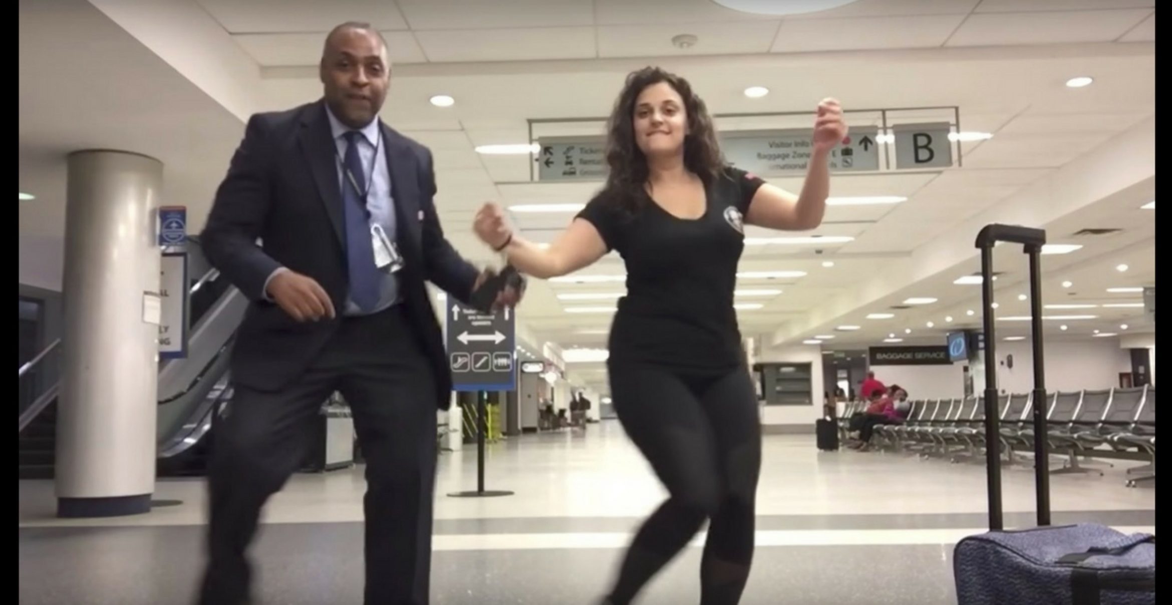 Frau verpasst Anschlussflug und dreht Musikvideo zu “All Night Long“