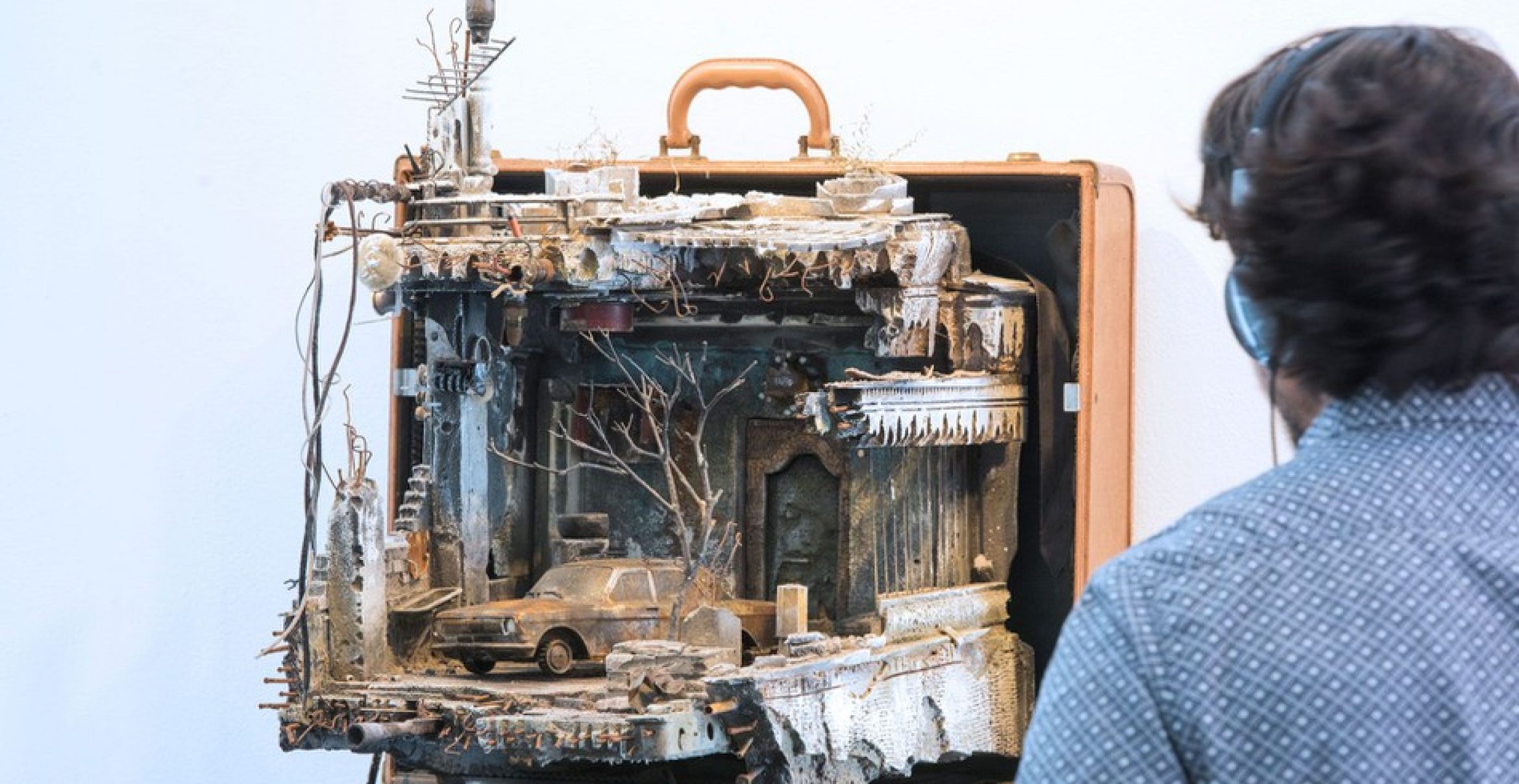 Dieser syrische Künstler stellt in Koffern das zurückgelassene Zuhause von Flüchtlingen nach