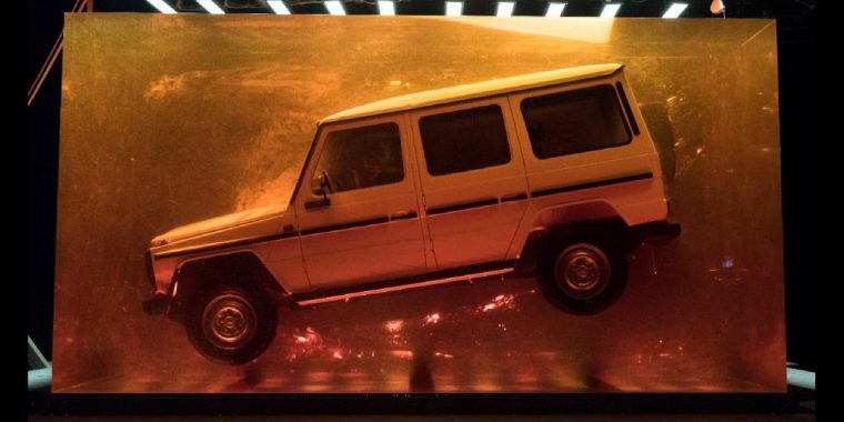 PR-Coup: Mercedes konserviert Automodell in Kunstharz