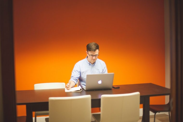 Introvertiert im Job? So fällst du positiv beim Chef auf