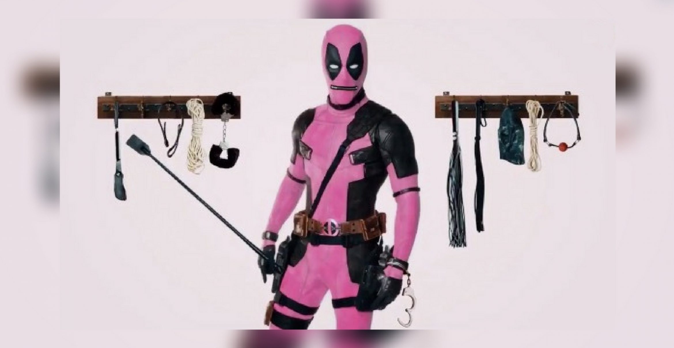 Deadpool versteigert sein pinkes Outfit für einen guten Zweck