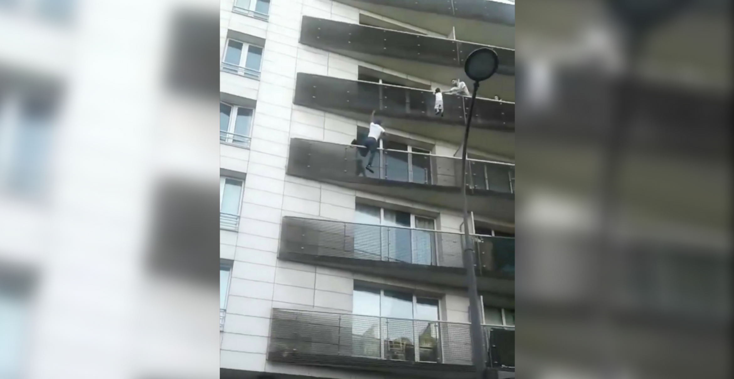 Held des Tages: Real Life Spider-Man rettet Kleinkind von Balkonbrüstung