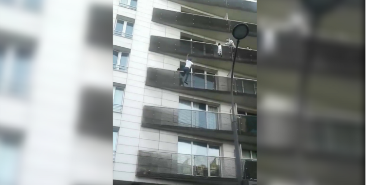 Held des Tages: Real Life Spider-Man rettet Kleinkind von Balkonbrüstung