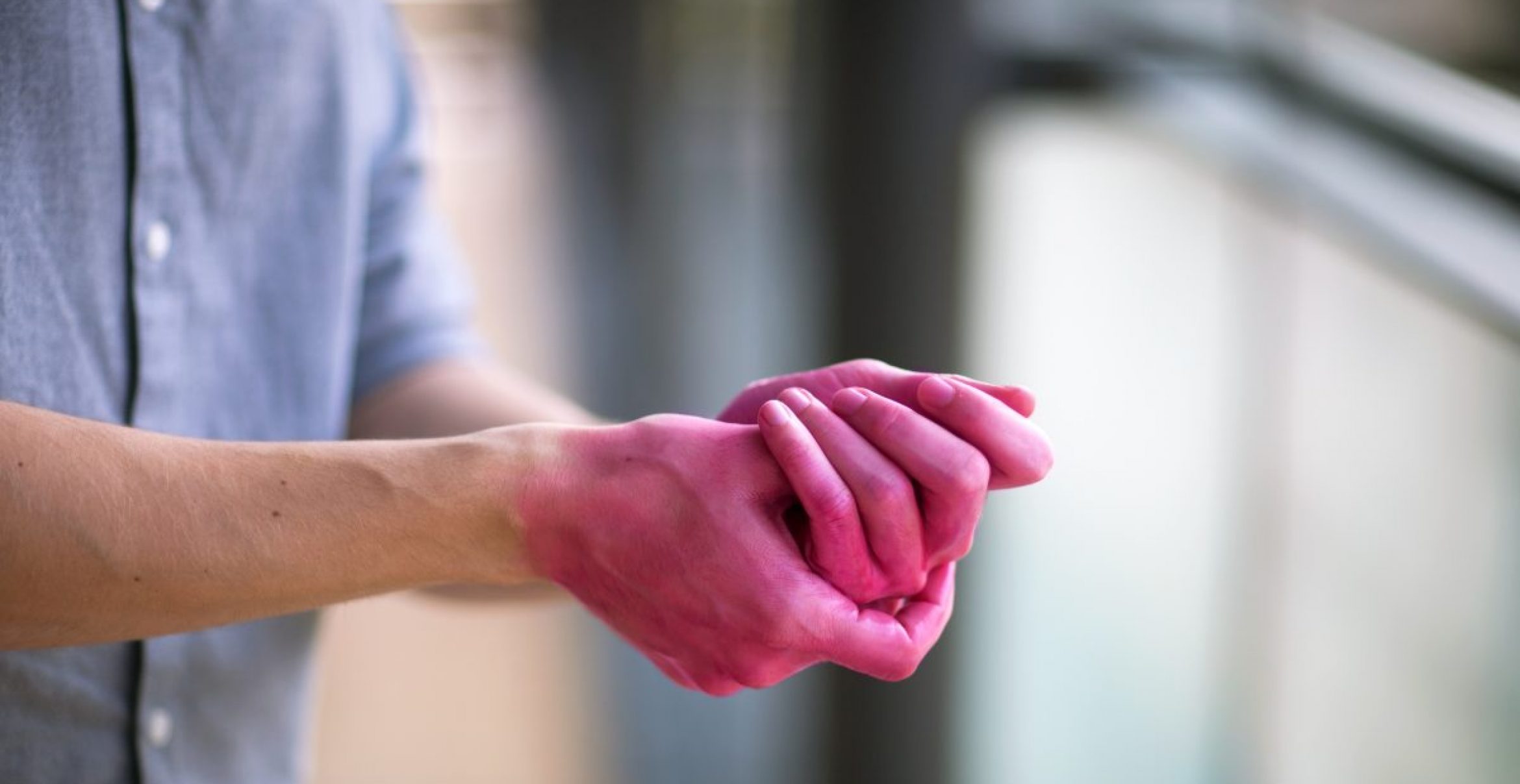 Heyfair kämpft mit pinken Händen gegen unzureichende Desinfektion