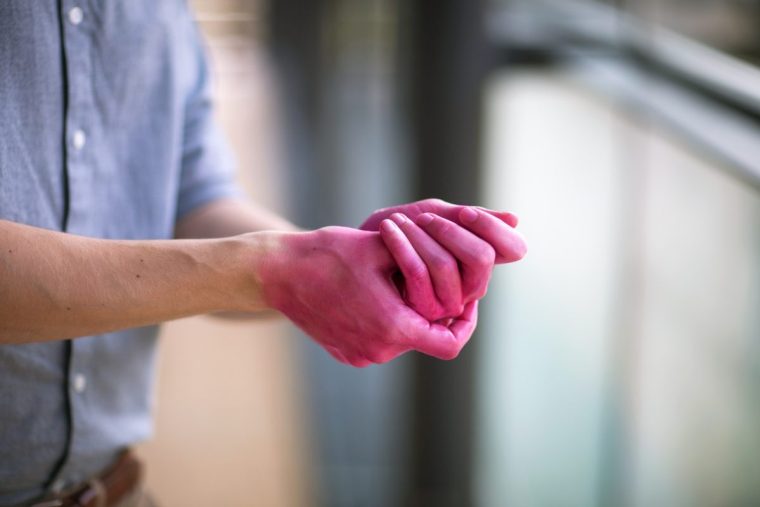 Heyfair kämpft mit pinken Händen gegen unzureichende Desinfektion