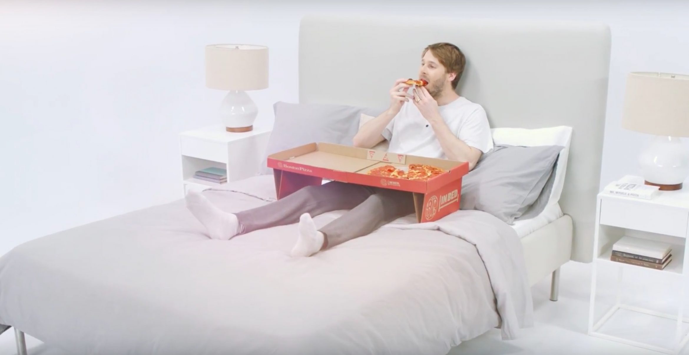 Wochenend-Upgrade: Der ausklappbare Pizzakarton fürs Bett