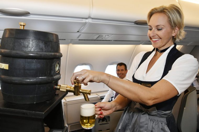 Oktoberfest über den Wolken: Lufthansa zapft frisches Bier an Bord