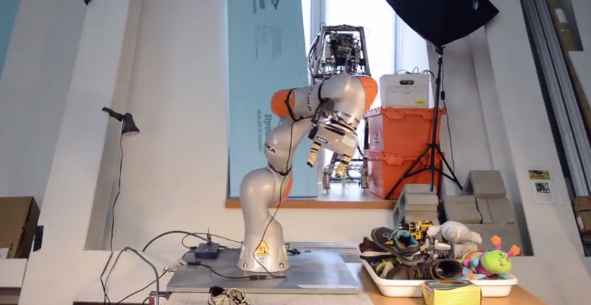 Dieser Roboter lernt von selbst, welche Objekte er sieht und wie man sie benutzt