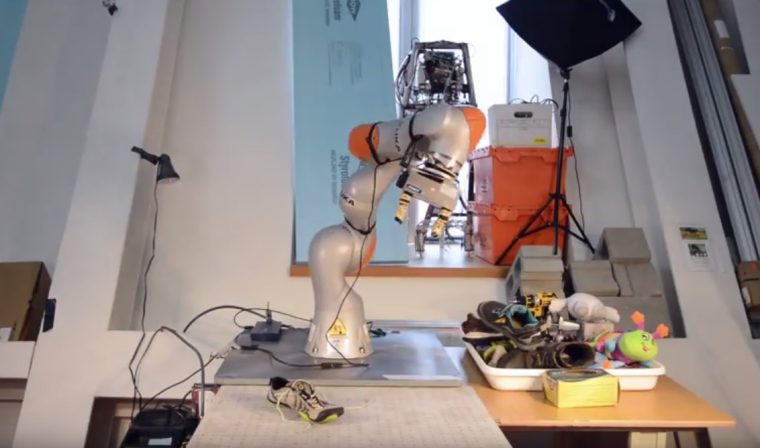 Dieser Roboter lernt von selbst, welche Objekte er sieht und wie man sie benutzt