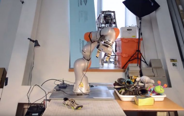 Dieser Roboter lernt von selbst, welche Objekte er sieht und wie man sie benutzt