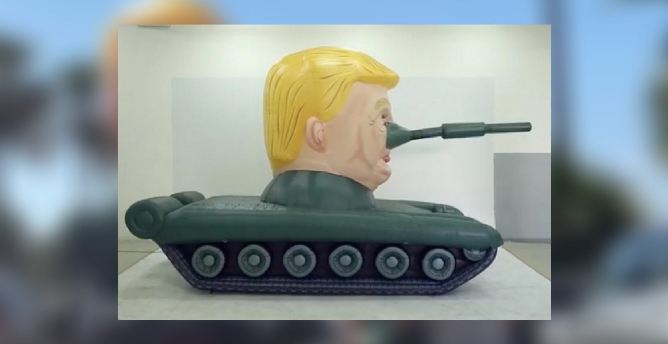 Saint Hoax: Künstler fährt riesigen Blase-Trump mit Kanonen-Nase durch Beirut