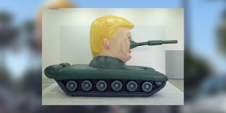 Saint Hoax: Künstler fährt riesigen Blase-Trump mit Kanonen-Nase durch Beirut