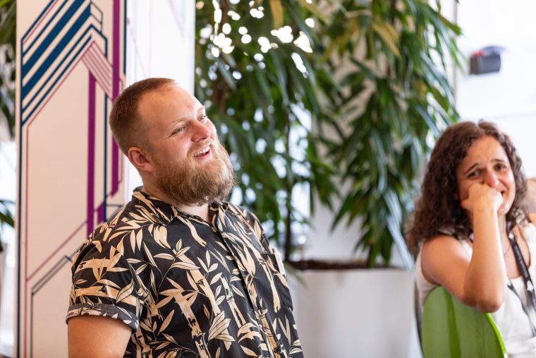 Dieser Comedian bietet Standup-Workshops an – und Microsoft hat schon zugeschlagen