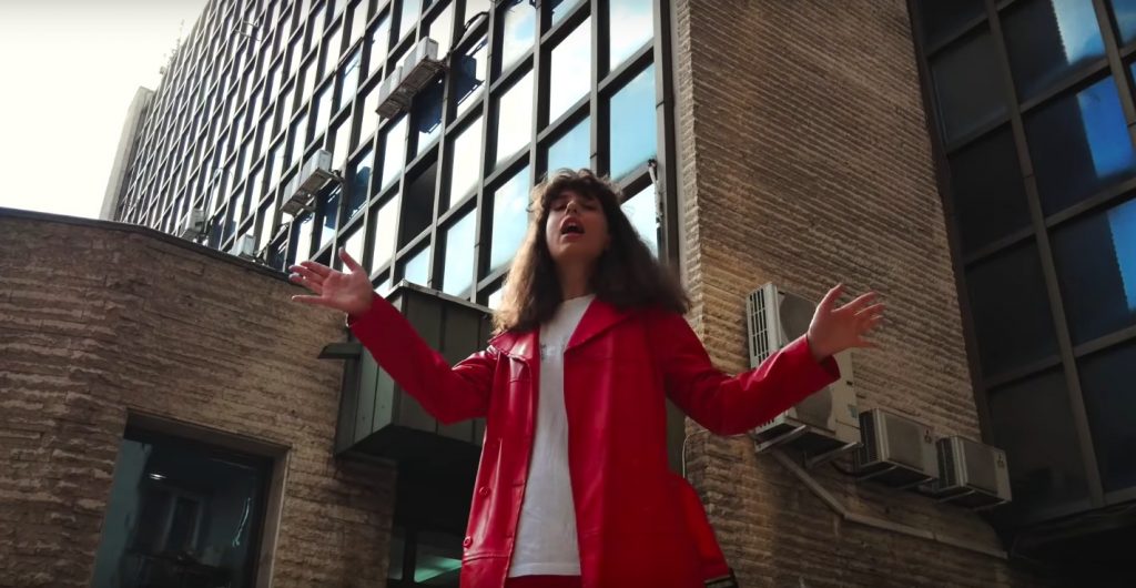 Poppig und trashig: Auch das zweite Album von “DENA“ bleibt schwer zu fassen