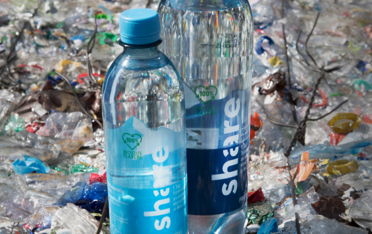 Berliner Startup launcht erste Wasserflasche aus recyceltem Plastikmüll