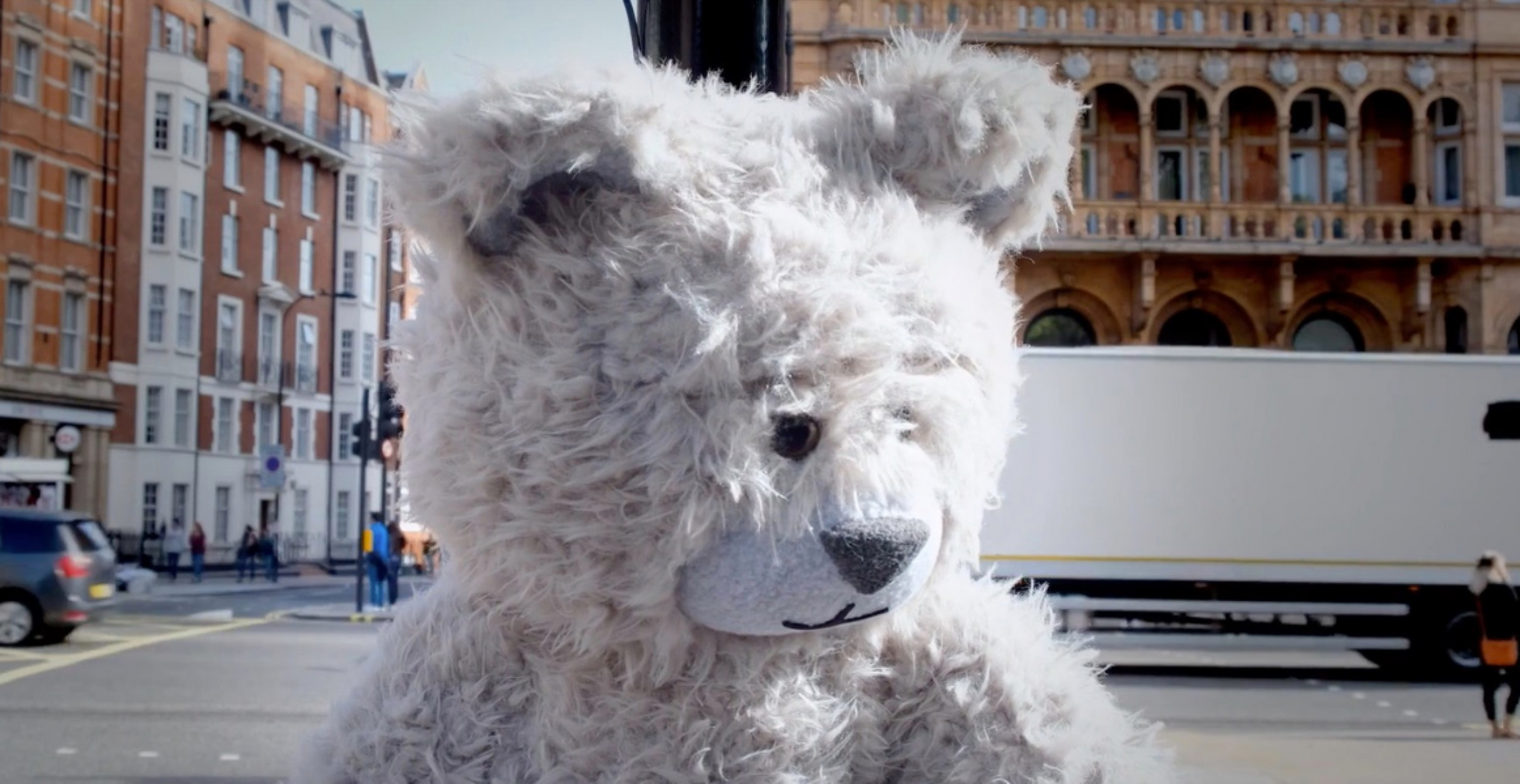In London macht ein hustender Teddy auf Luftverschmutzung aufmerksam