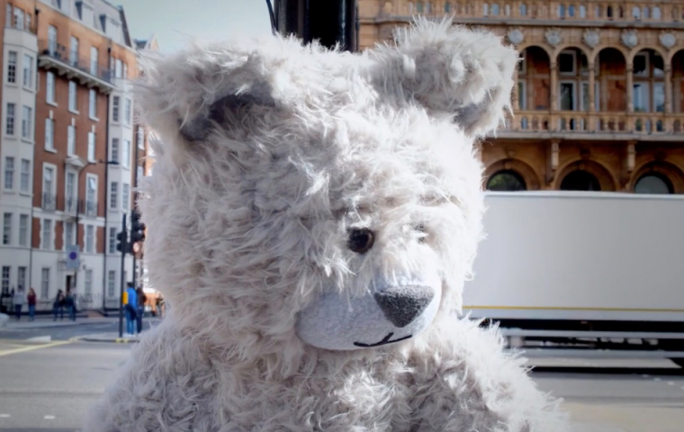 In London macht ein hustender Teddy auf Luftverschmutzung aufmerksam