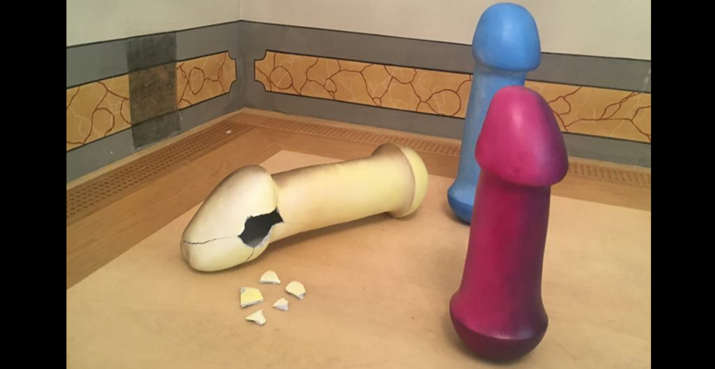Besucher stolpert über Penis-Skulptur – und zerstört das Kunstwerk