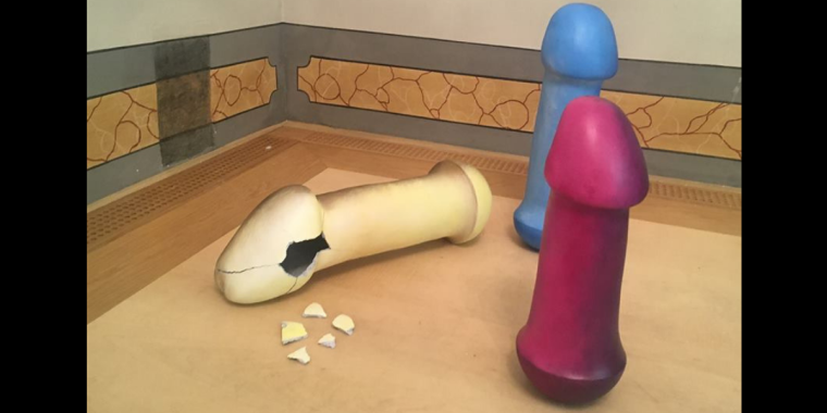 Besucher stolpert über Penis-Skulptur – und zerstört das Kunstwerk