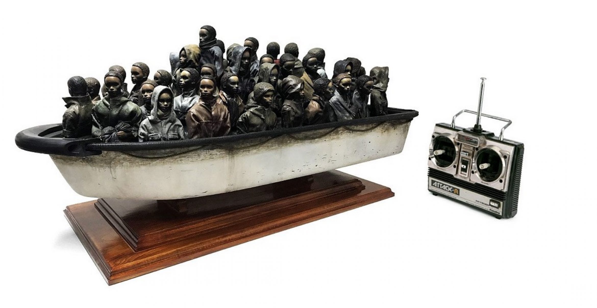 Banksy verlost eine Flüchtlingsboot-Skulptur – für schlappe 2 Pfund