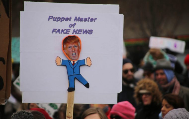 Studie: Ältere Menschen teilen die meisten Fake News