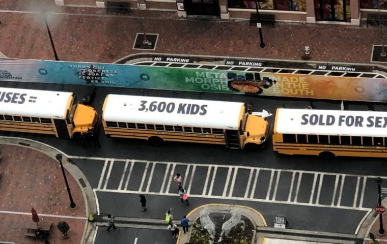 Marketing for Good: Bus-Kolonne macht auf Kindersexhandel aufmerksam