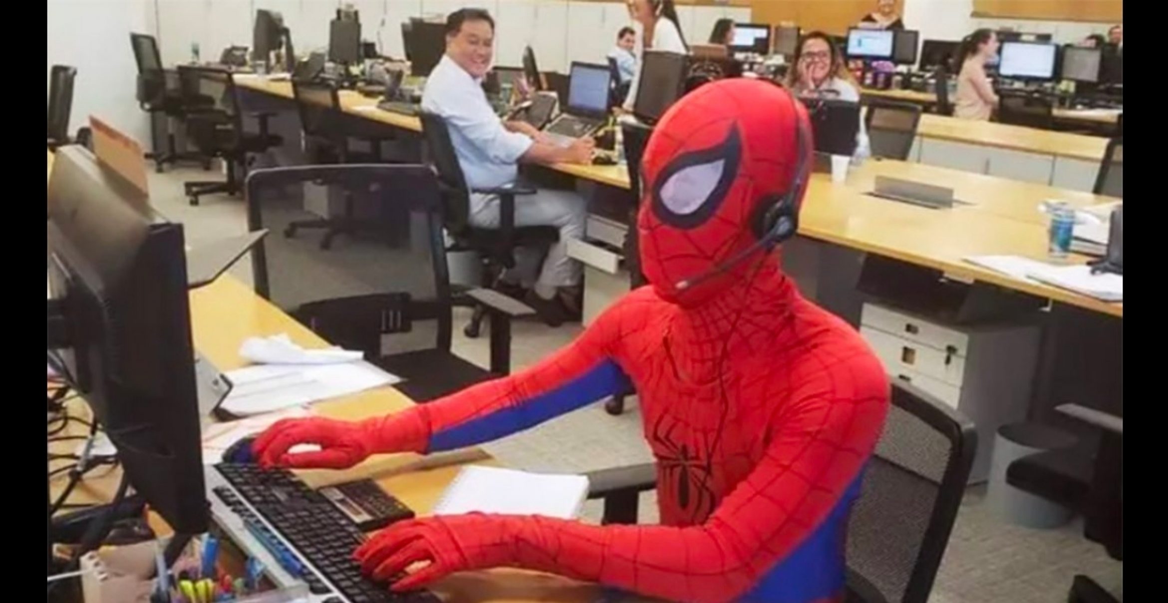Mitarbeiter erscheint am letzten Arbeitstag als Spider-Man verkleidet