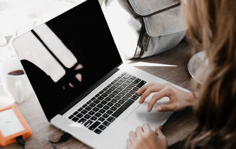 Freelancerinnen verdienen fast acht Euro weniger pro Stunde als Freelancer