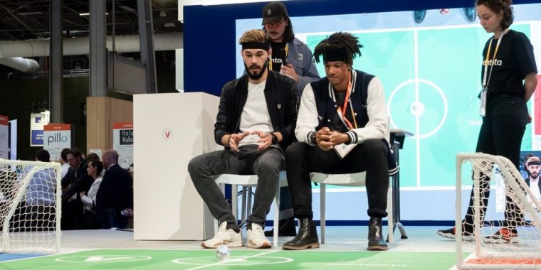 Bei diesem Spiel bewegt sich der Ball nur durch Kraft der Gedanken