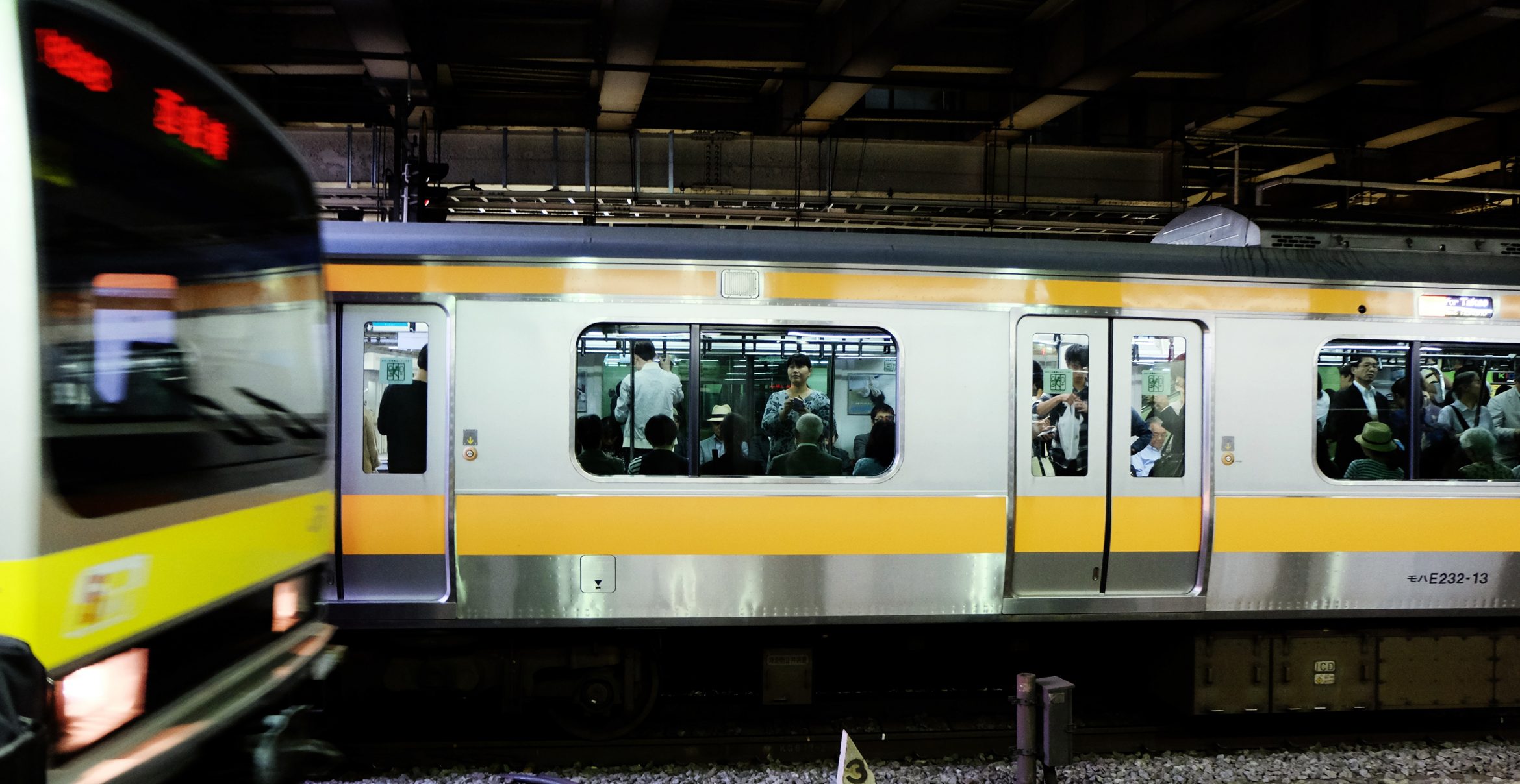 Schwarzlicht-Stempel für Grapscher in Japans U-Bahnen