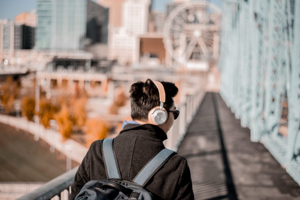 Fünf Podcasts, die euch die Spätsommerabende versüßen