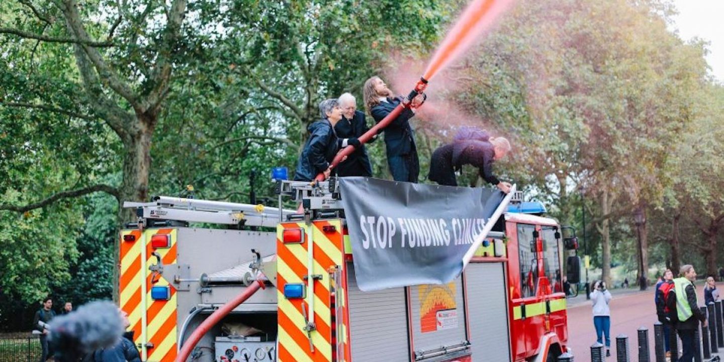 Klimaaktivist*innen versprühen Kunstblut vor Londoner Finanzministerium