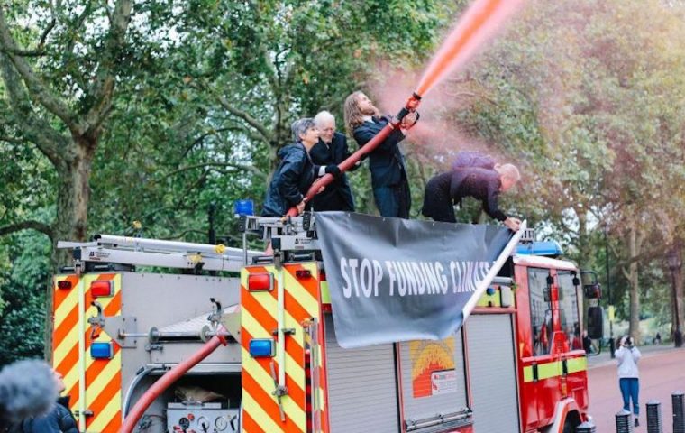 Klimaaktivist*innen versprühen Kunstblut vor Londoner Finanzministerium