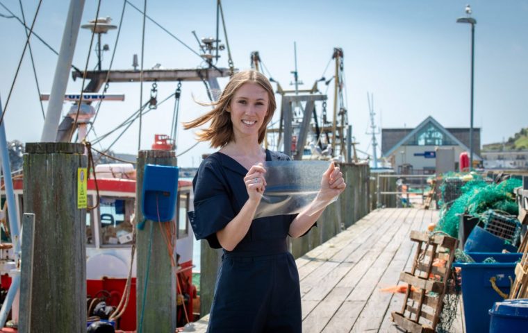 Britische Studentin entwickelt Plastikalternative aus Fischabfällen